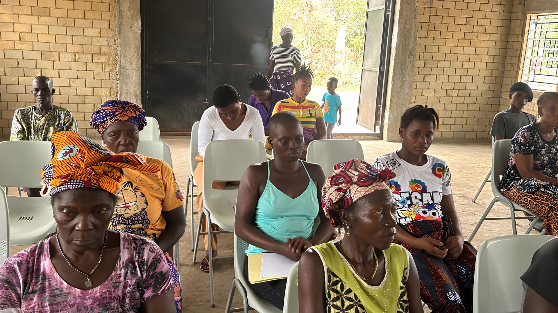 Mujeres y jóvenes en uno de los talleres del proyecto de Sierra Leona. Foto: Cáritas Freetown