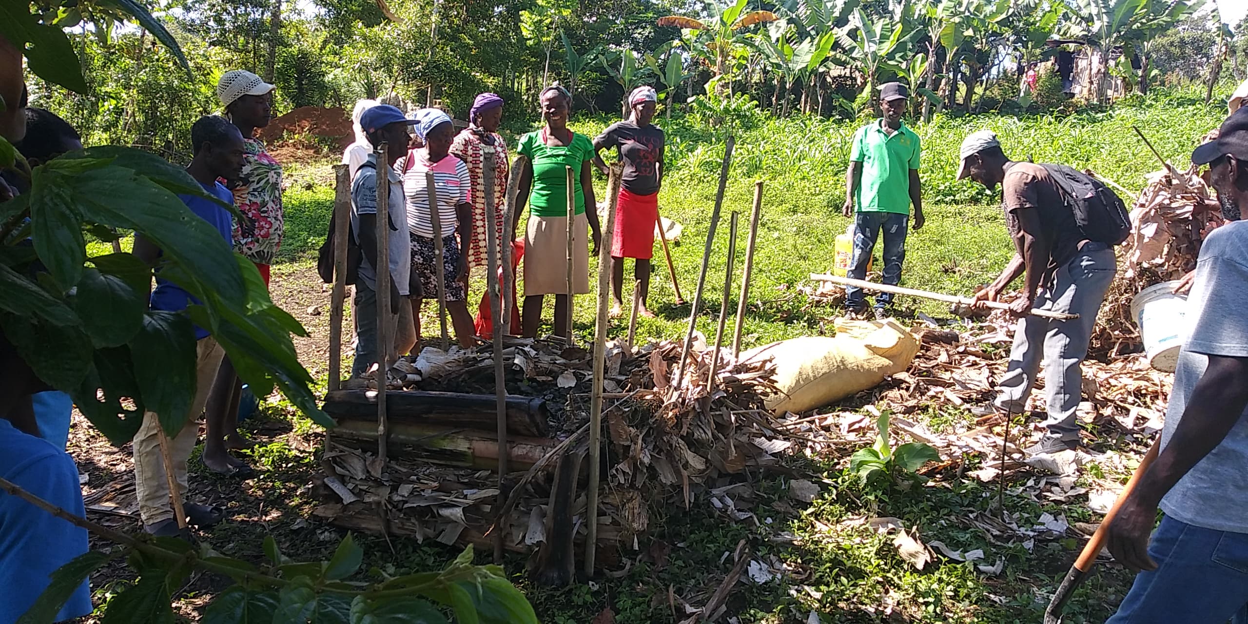 Población haitiana aprendiendo a fabricar compost