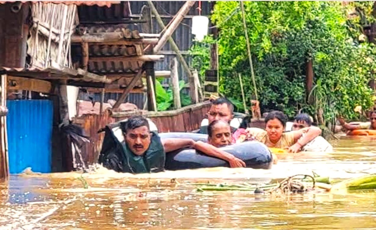 Ayuda de emergencia por inundaciones en Assam, India