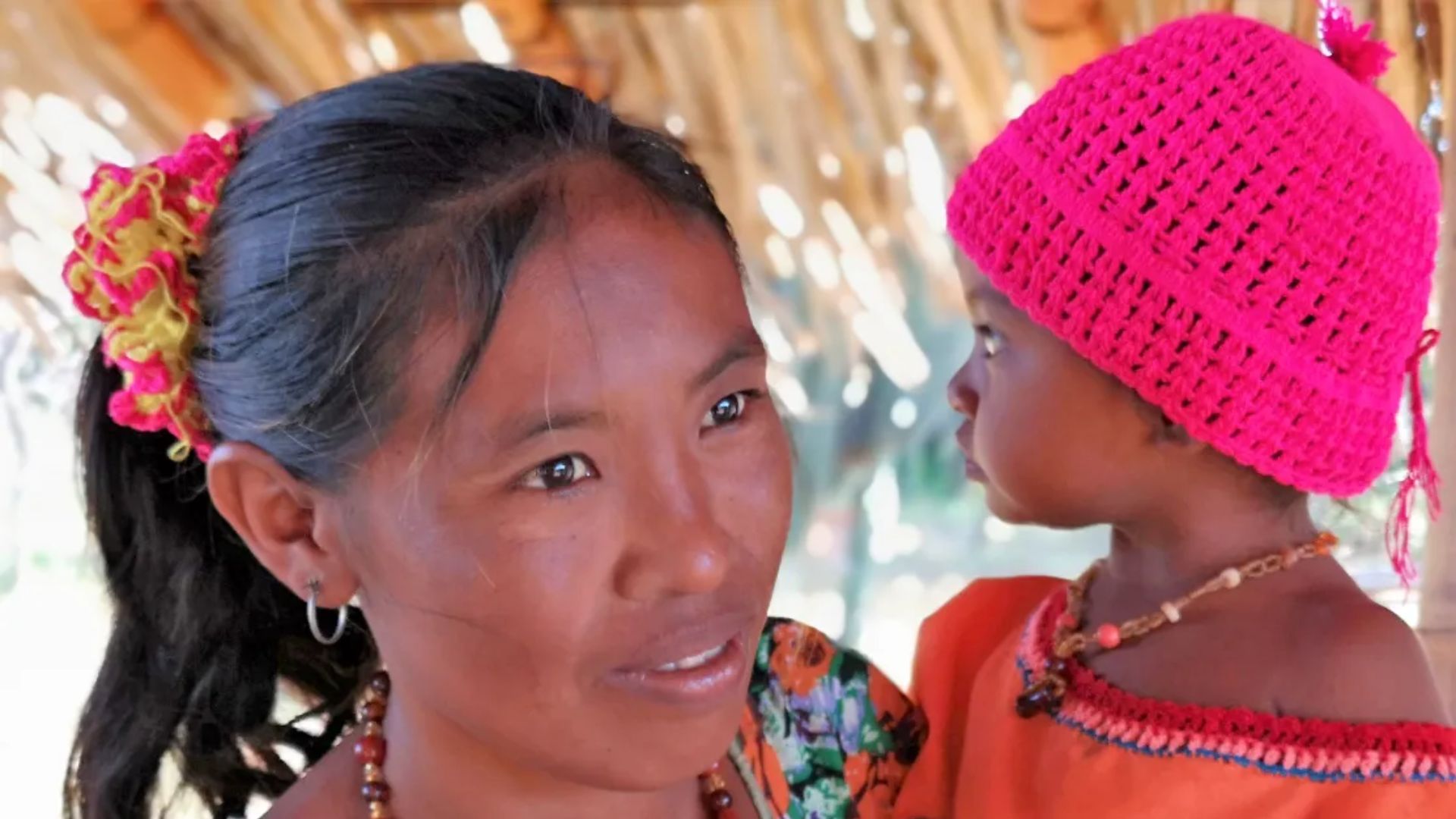 Día de los pueblos indígenas, Mujer indígena wayú con su hijo en Colombia