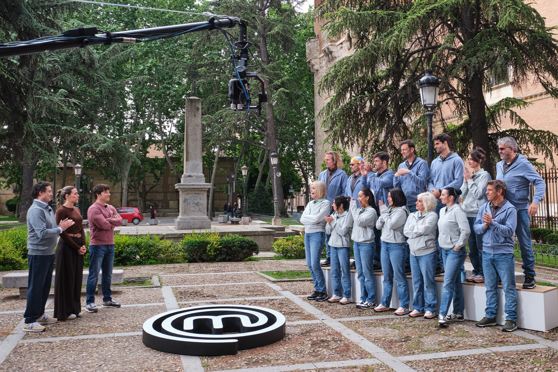 Participantes de MasterChef Celebrity Legends, durante la explicación de la prueba.