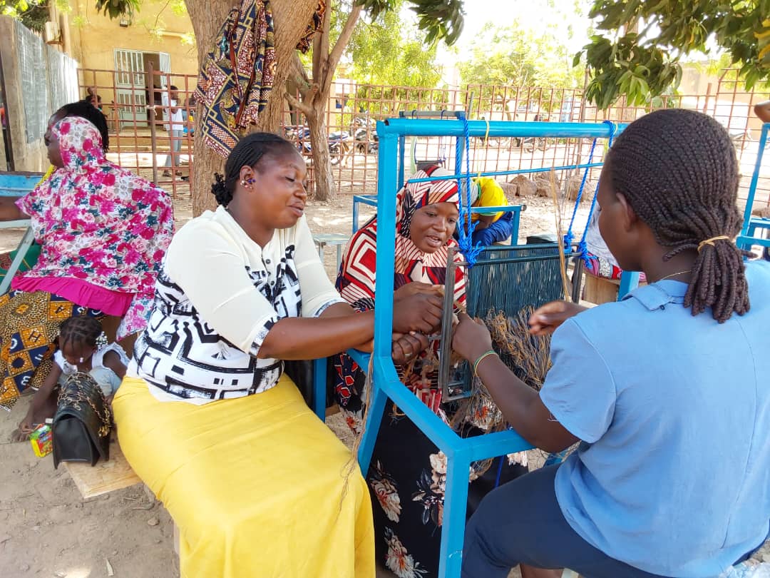 Fortalecimiento de la resiliencia económica de mujeres y jóvenes no escolarizados en los sectores de restauración y artesanía en la región Centro de Burkina Faso