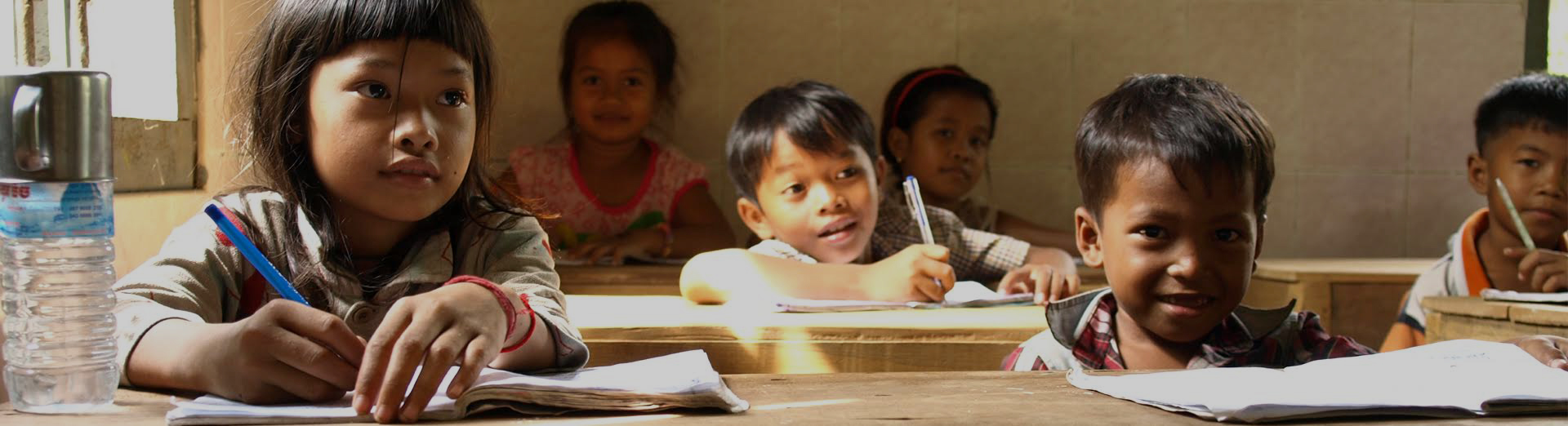 Niños en la escuela, aprendiendo a leer y escribir
