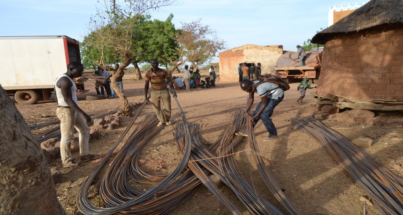 Jóvenes en acción reagrupando el material para la construcción