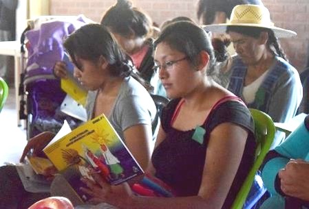 Formación a mujeres indígenas pobres conocer sus derechos y trabajar. Manos Unidas Valencia 