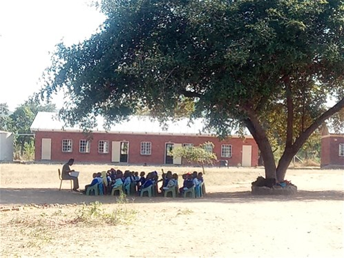 Nuevas aulas para niños de primaria de familias muy humildes en Zimbabue. Manos Unidas Valencia