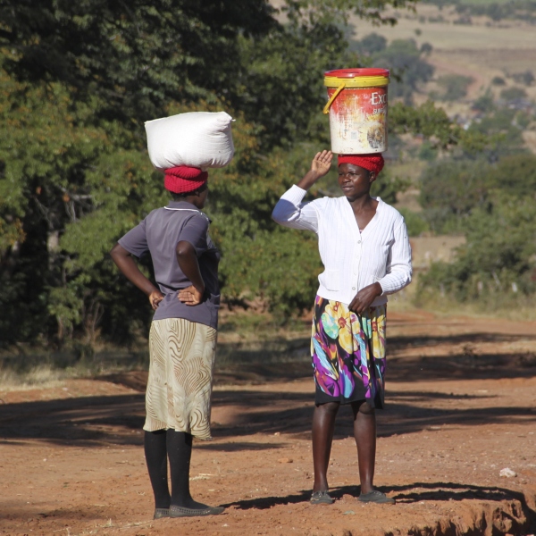 Día Mundial del Agua 2022 (22 de marzo) - Dos porteadoras descansan y hablan a mitad de camino (Foto: Covadonga Suárez | Zimbabue)