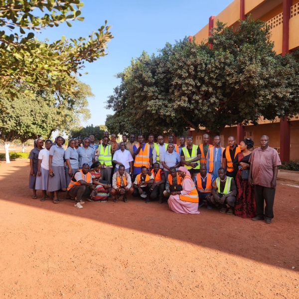Equipo local del proyecto para la mejora del acceso a la educación primaria y secundaria para niñas, niños y adolescentes vulnerables en Niamana y alrededores de Bamako
