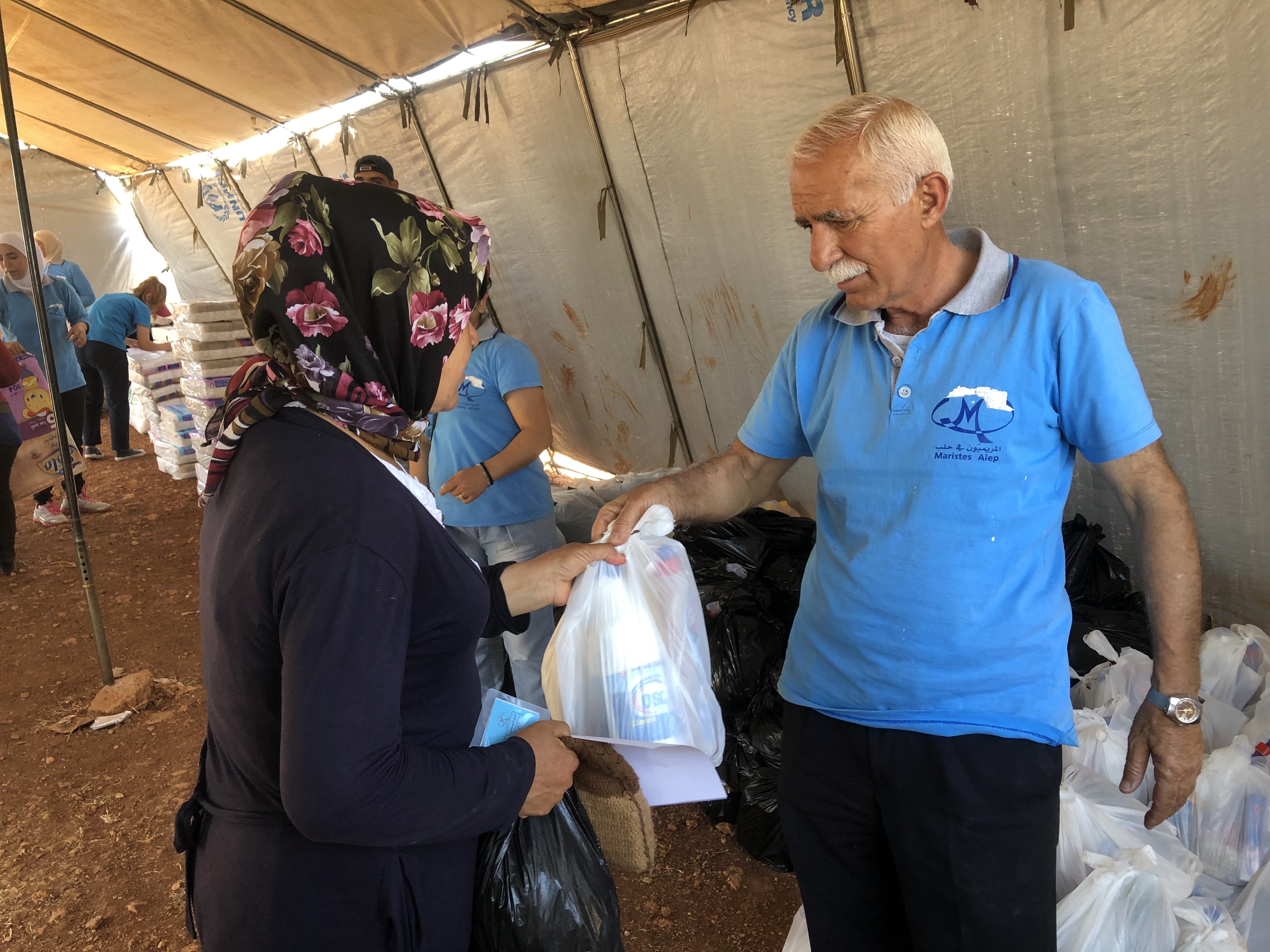 Una mujer Siria recibe ayuda de los Maristas Azules