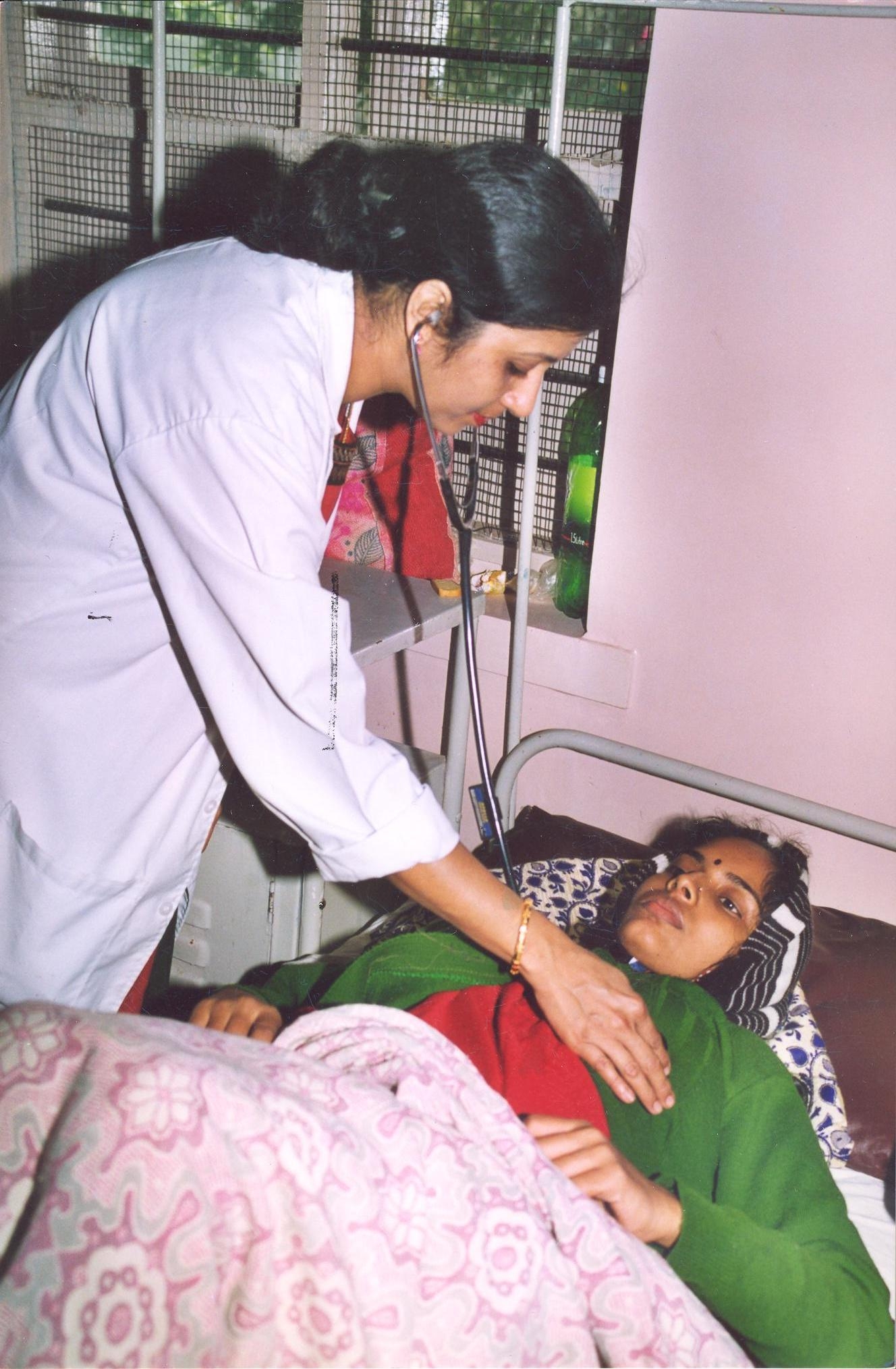 Enfermera tratando a una paciente en India