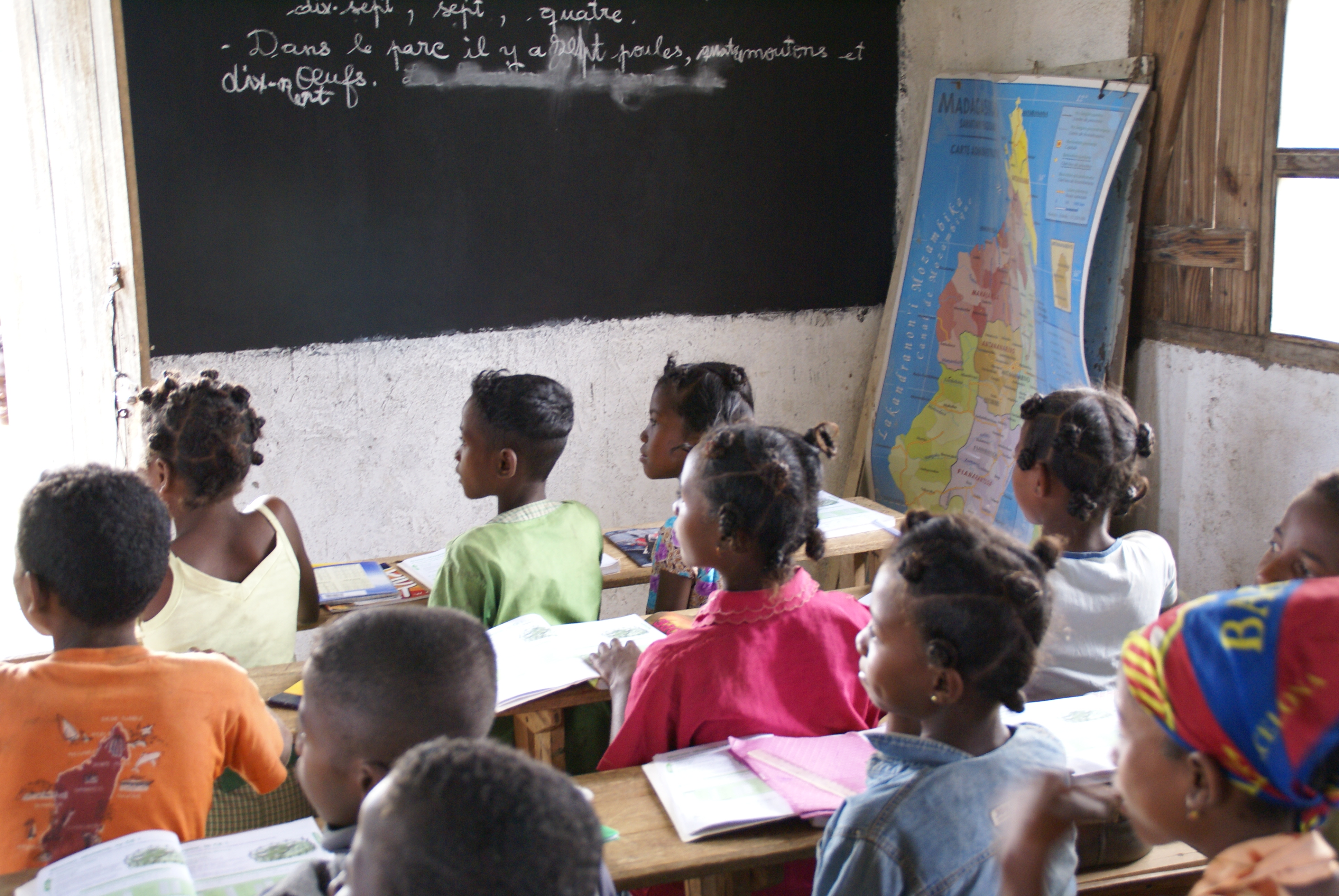 Alumnos de una escuela de Soavimbazaha, Madagascar