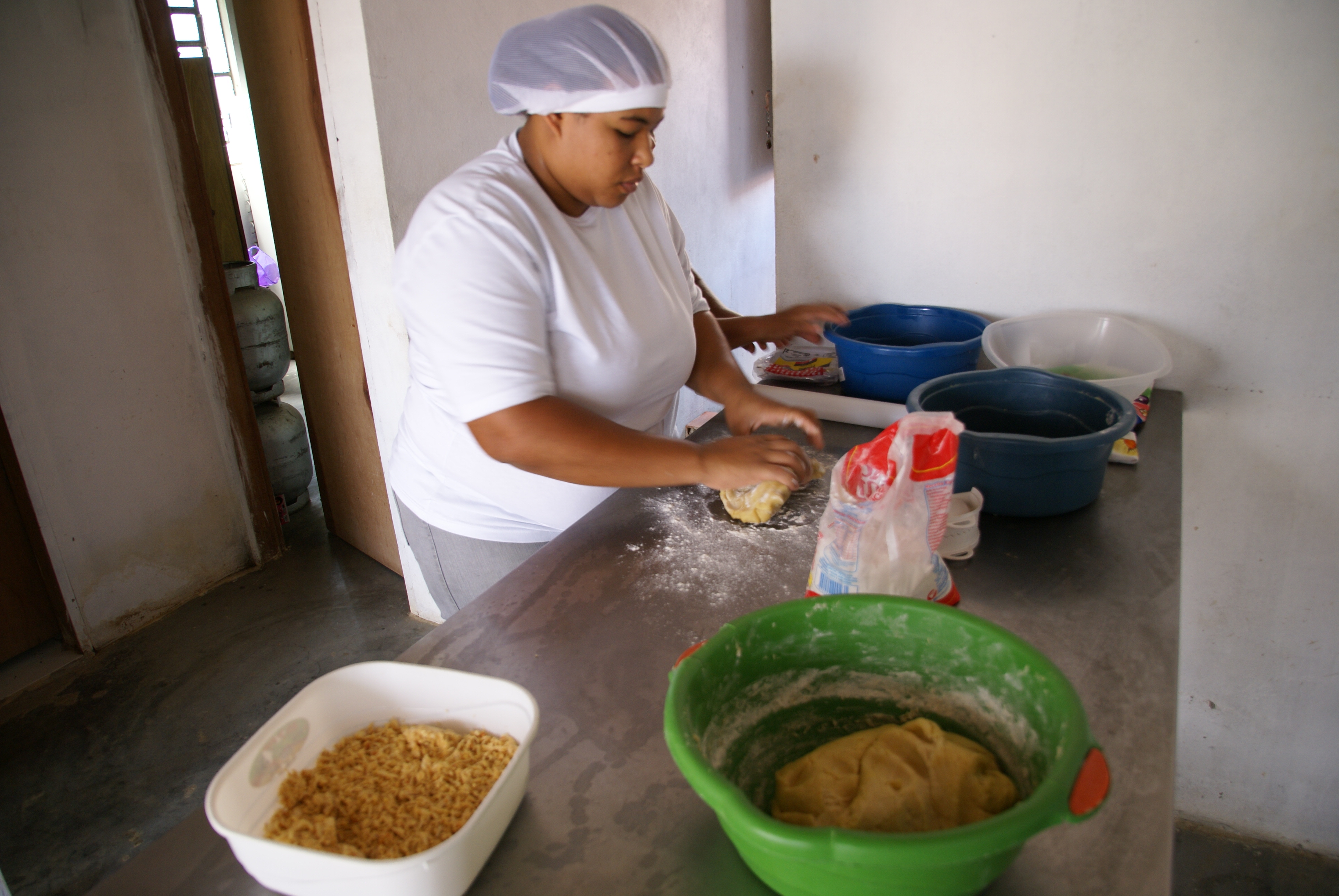 Mujer trabajando en Bacia do Goitá. Foto: Manos Unidas / Javier Mármol
