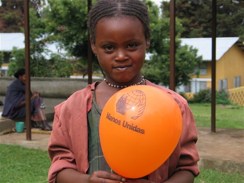 Niña etíope con globo de Manos Unidas. Foto: Manos Unidas/Marta Carreño