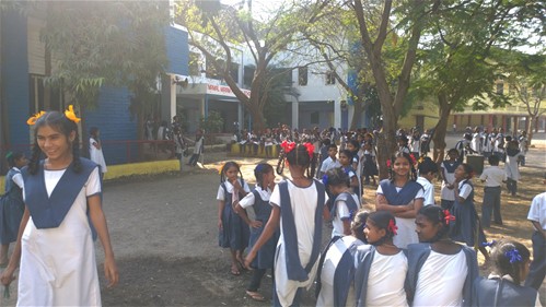 Niñas estudiantes en escuela de primaria