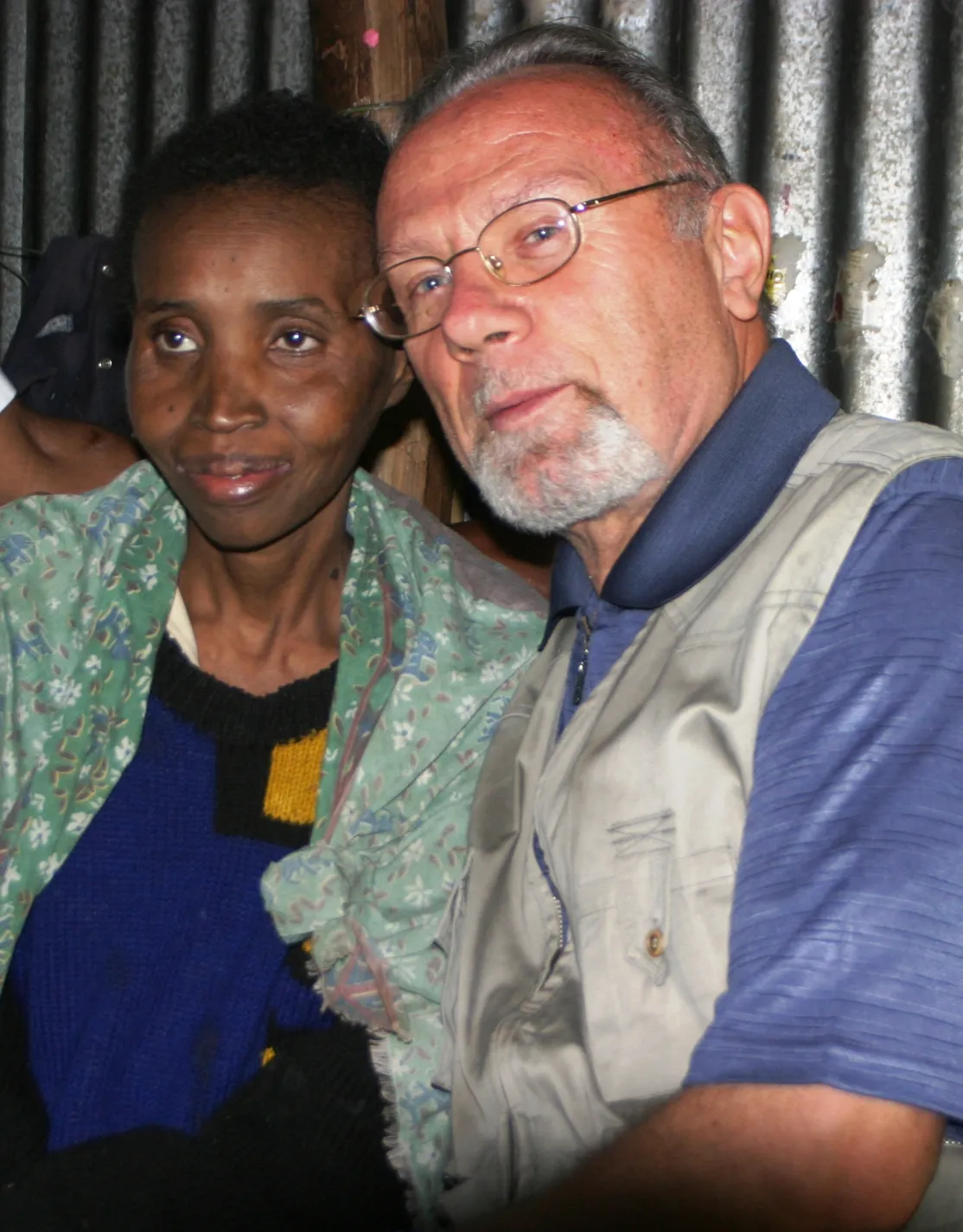 Franco Cellana abraza a Jane Warimu en su casa de Nairobi. Foto: Javier Fernández
