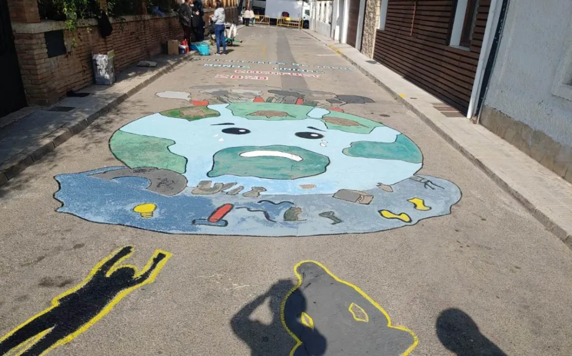 Pintada de sensibilización en la delegación comarcal de Rocafort de Manos Unidas Valencia. 