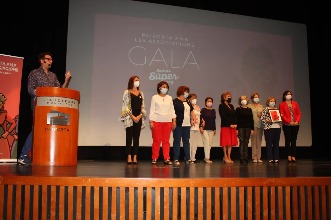 La comarcal de Manos Unidas de Valencia en Paiporta ha recibido un galardón del Ayuntamiento por su trabajo en favor de los necesitados. 