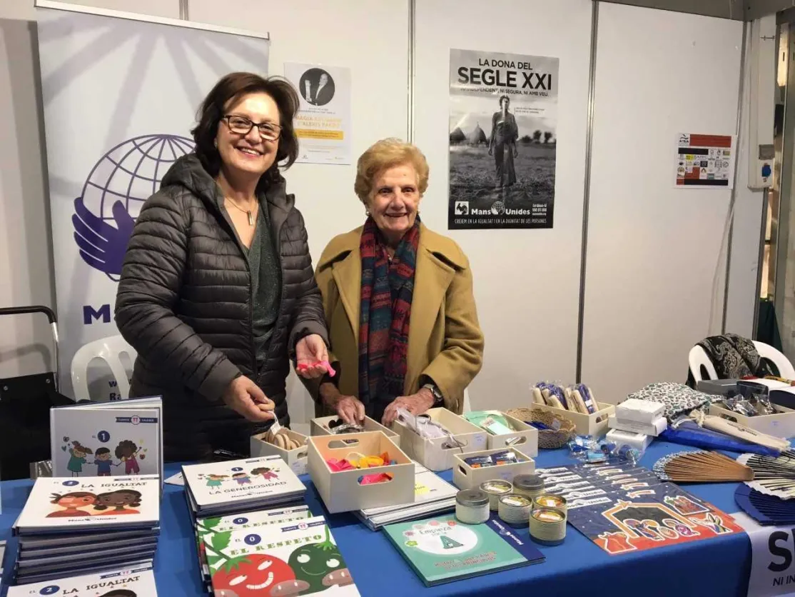 Puesto solidario en la Feria de Navidad de Tarragona