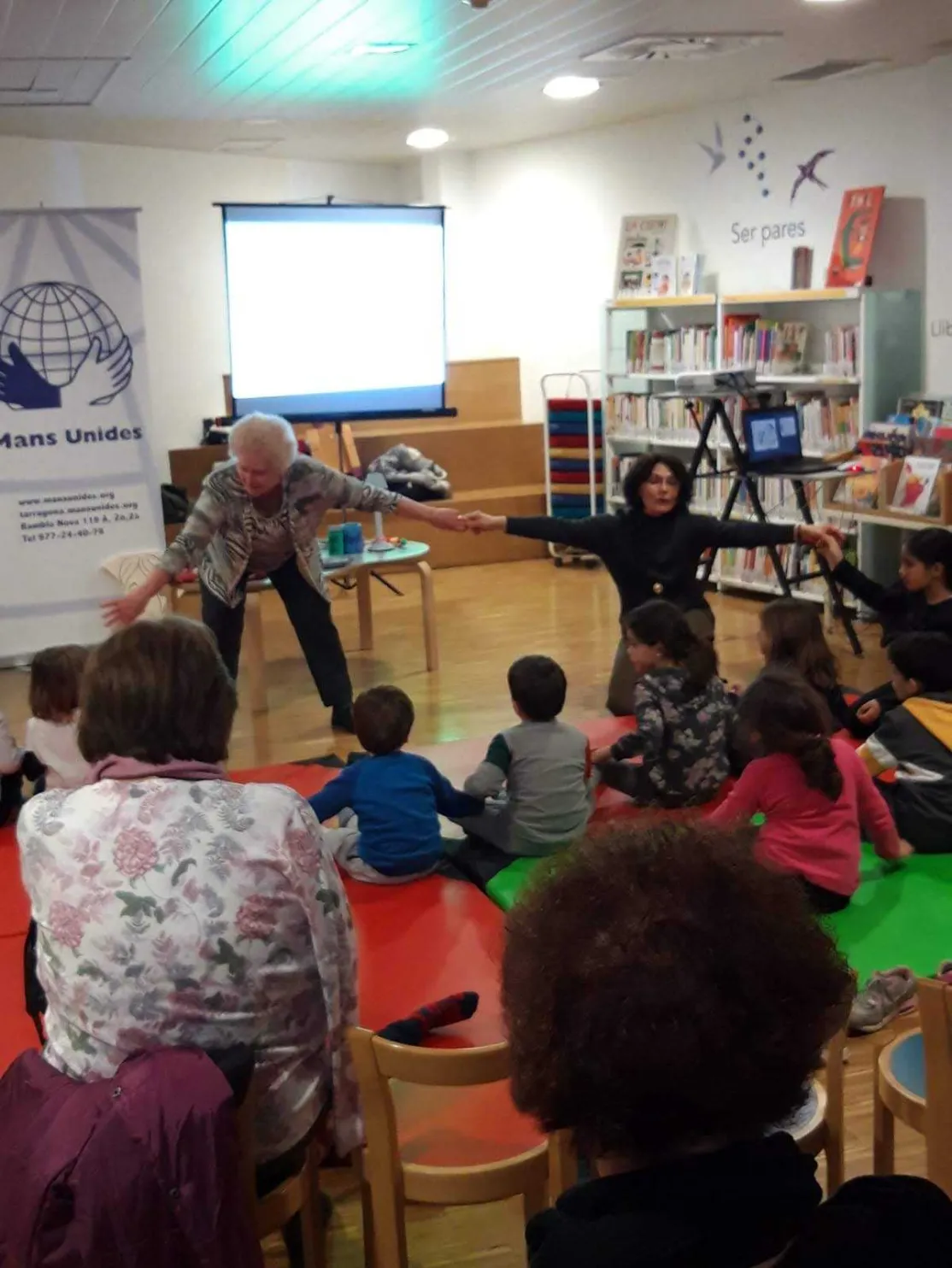 Los niños y niñas muy atentos en la sesión de cuentacuentos