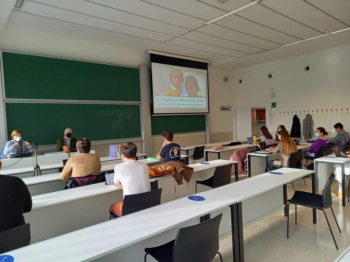 Charla de ayuda humanitaria en la Universidad de Navarra con alumnos del grado de Relaciones Internacionales