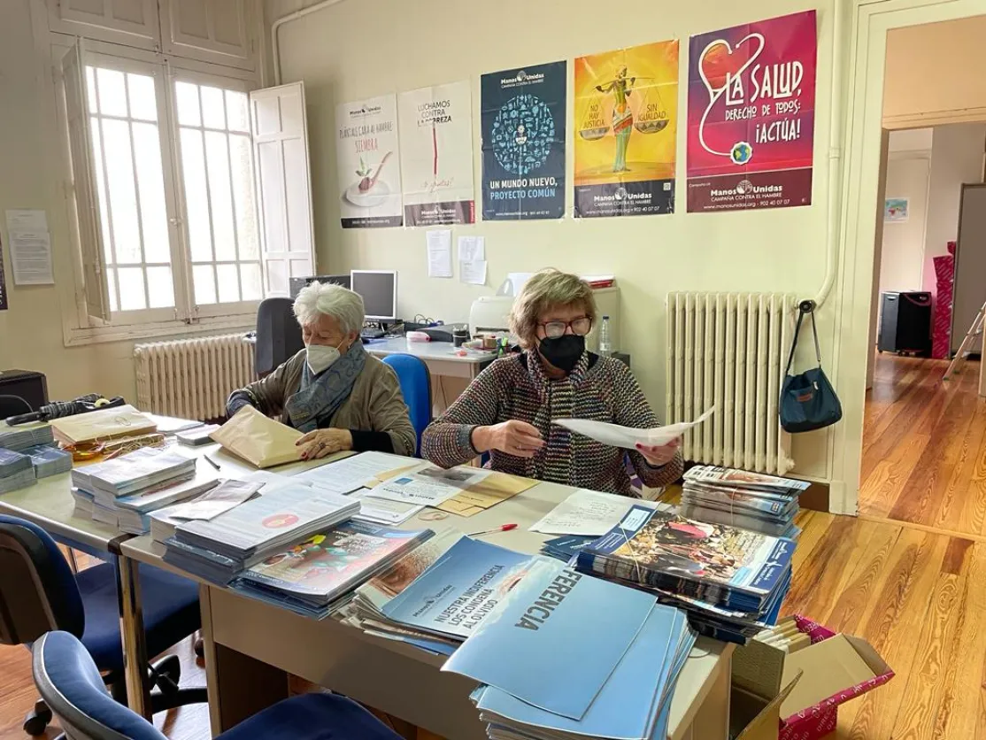 Voluntarias de la delegación de Pamplona preparando con ilusión la Campaña 63 de Manos Unidas.
