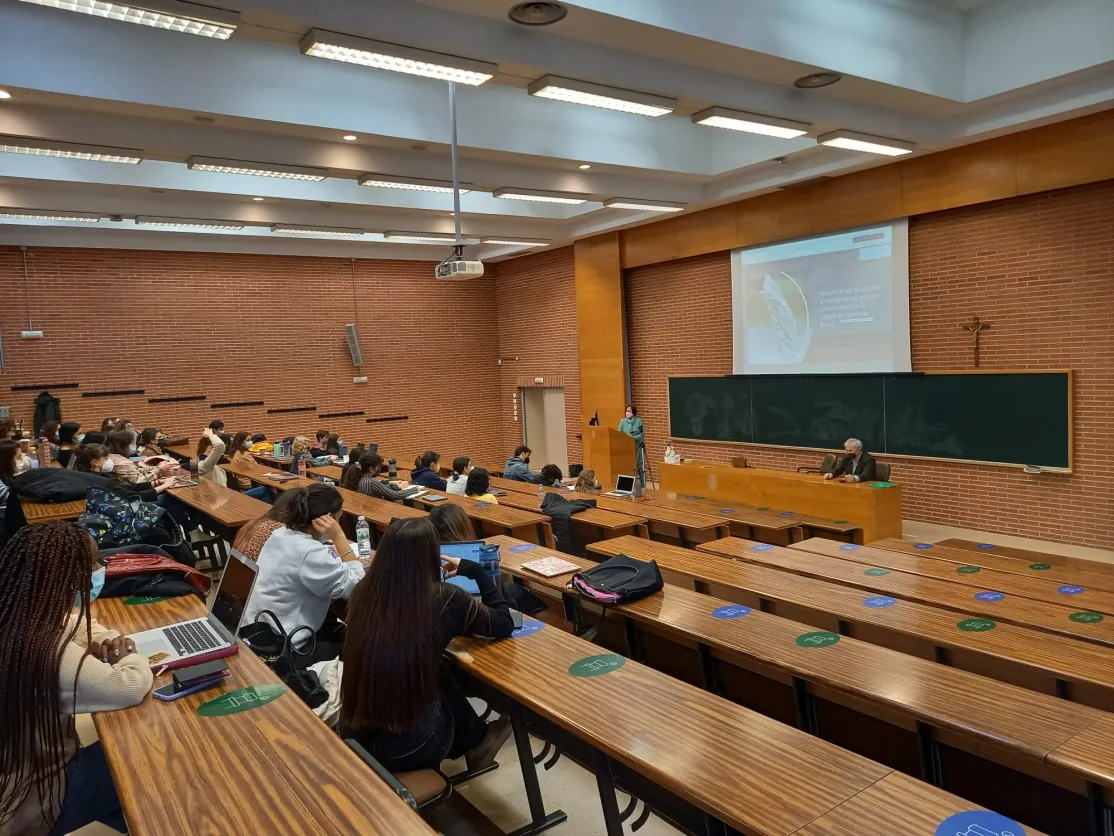 Charla a estudiantes de Relaciones Internacionales de la Universidad de Navarra
