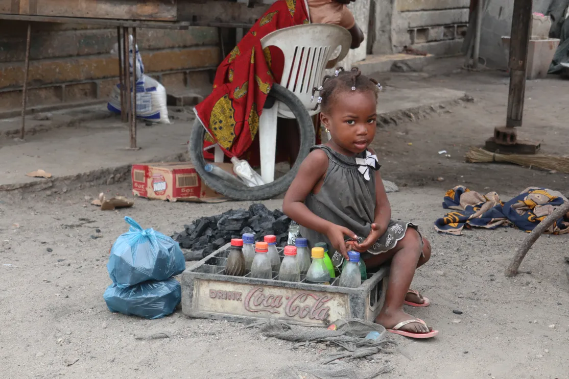 Niña en un mercado de Angola. Foto: Manos Unidas/Covadonga Suárez Smith