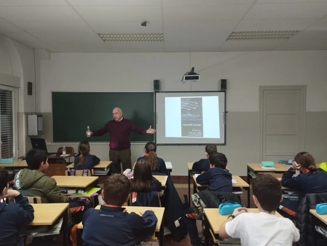 El misionero Mateo Aguirre en el Colegio Liceo Monjardín de Pamplona