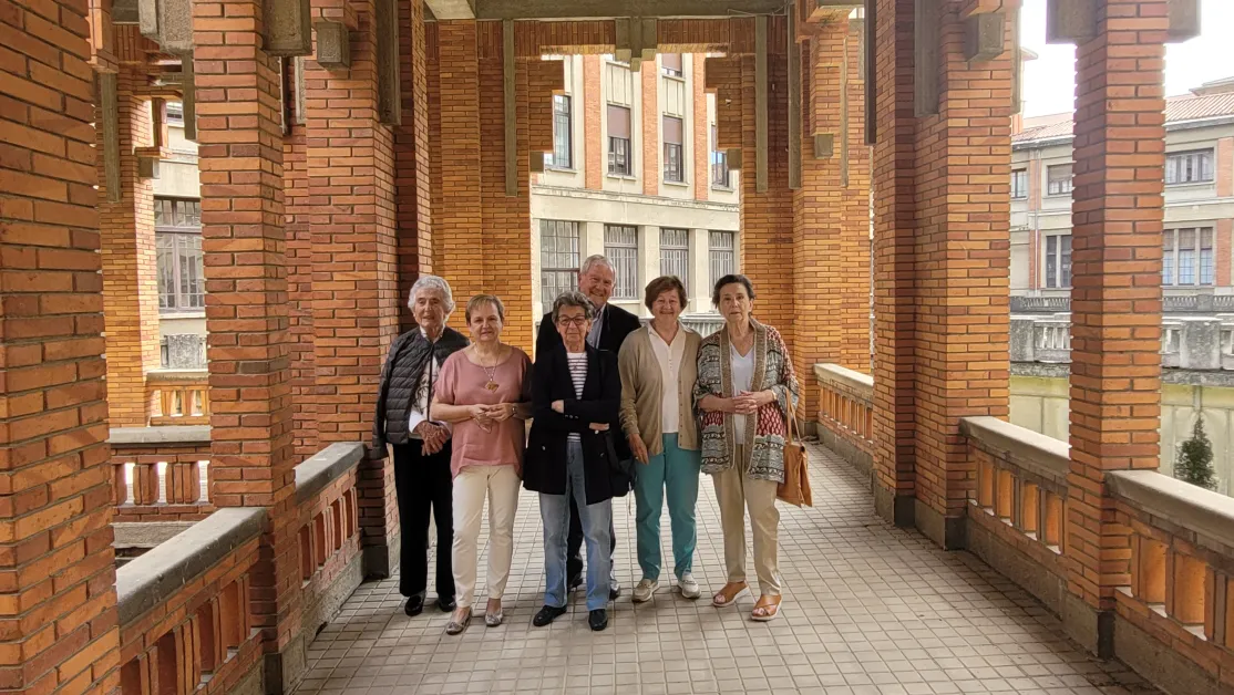 Teresita Ayestarán, Mayte Fortún, Charo Loperena, José Javier Castiella, Amparo Castiella y Elena Martinicorena en el Seminario de Pamplona