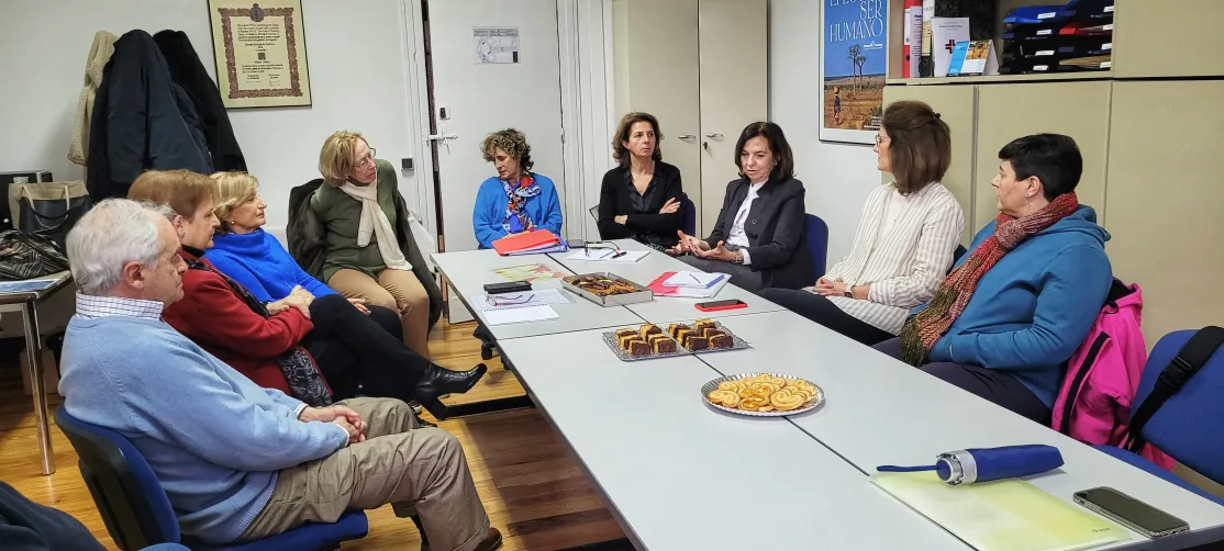 En la delegación de Pamplona con Clara Pardo conociendo a las voluntarias