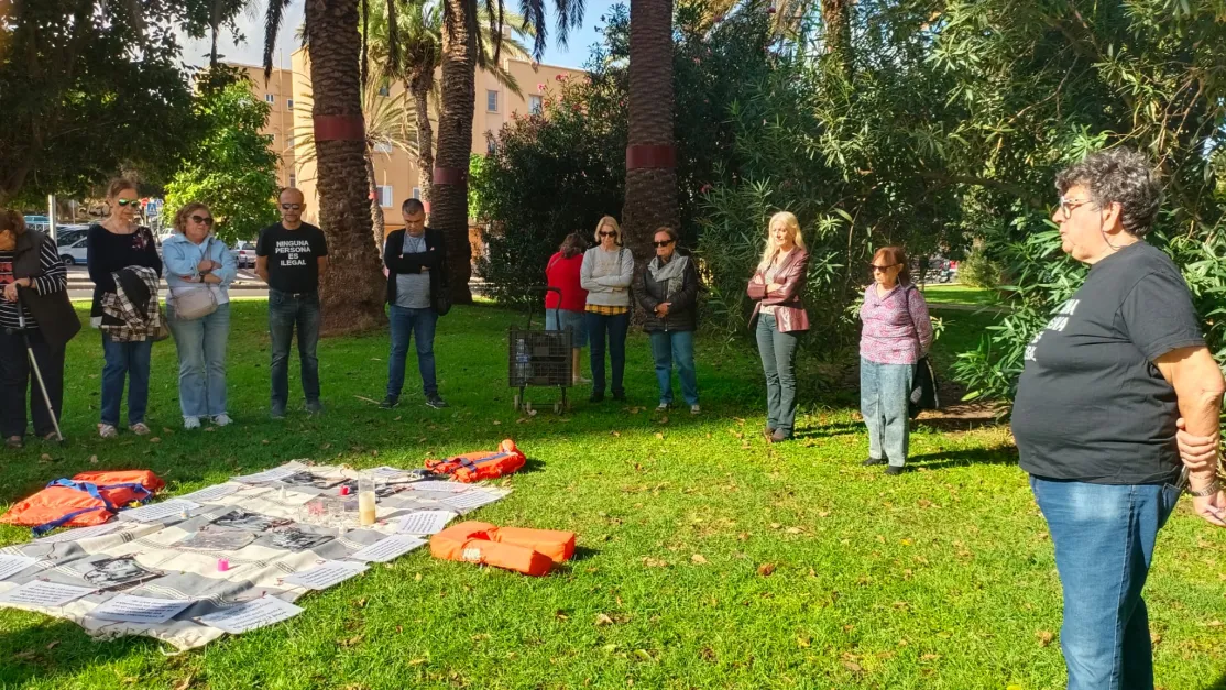 círculo de silencio en Gran Canaria con chalecos salvavidas y velas