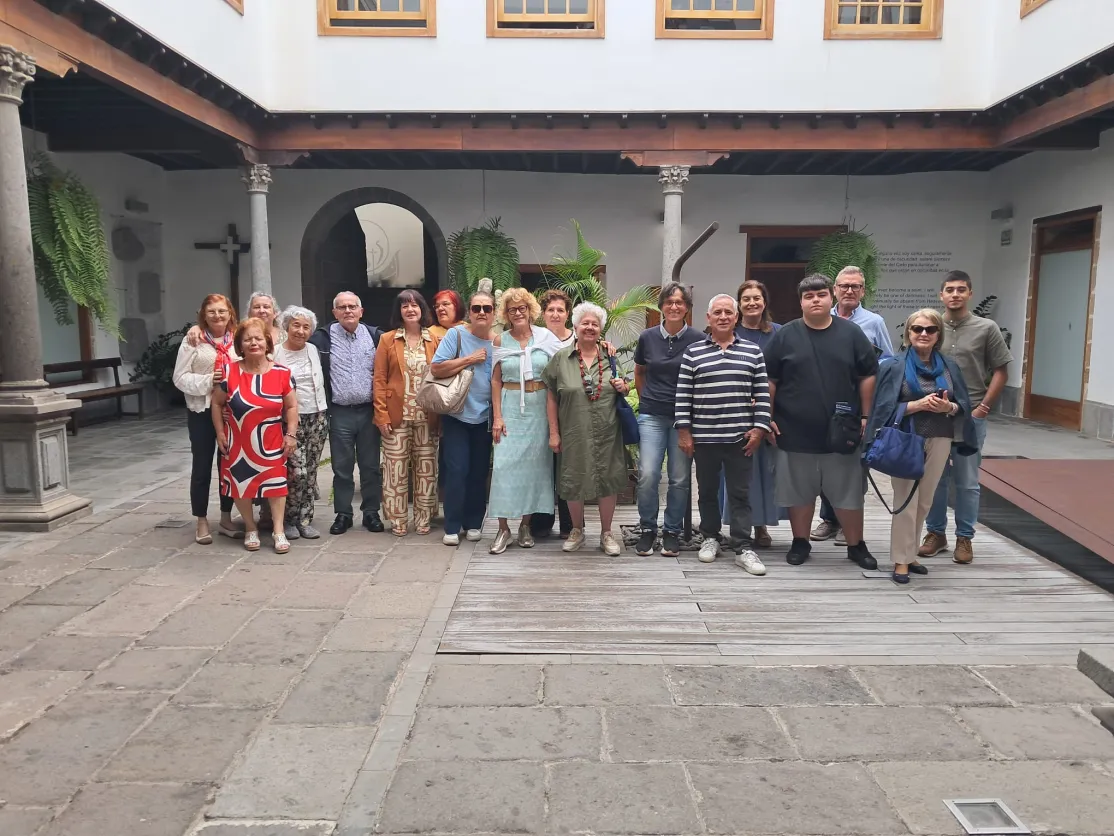 Grupo de voluntarios asistente a la formación de Julia Parra en la Casa de la Iglesia el 16 de junio de 2026.