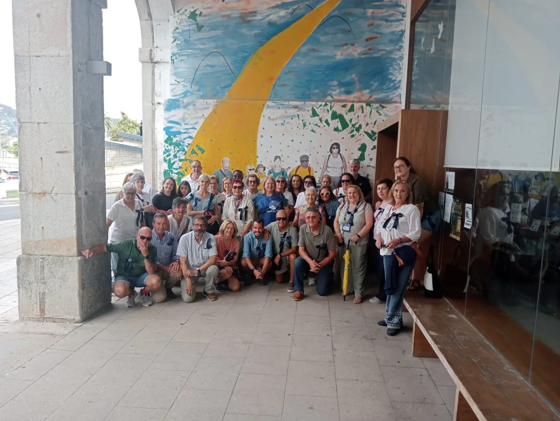 Grupo de la "Ruta solidaria" en el puerto de Ferrol.