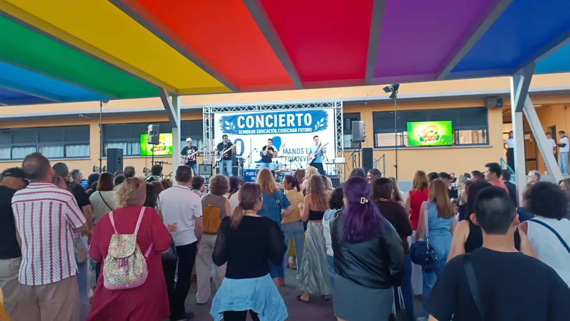 Momento del concierto en el IES Santo Tomás de Aquino de Puerto del Rosario en Fuerteventura. 