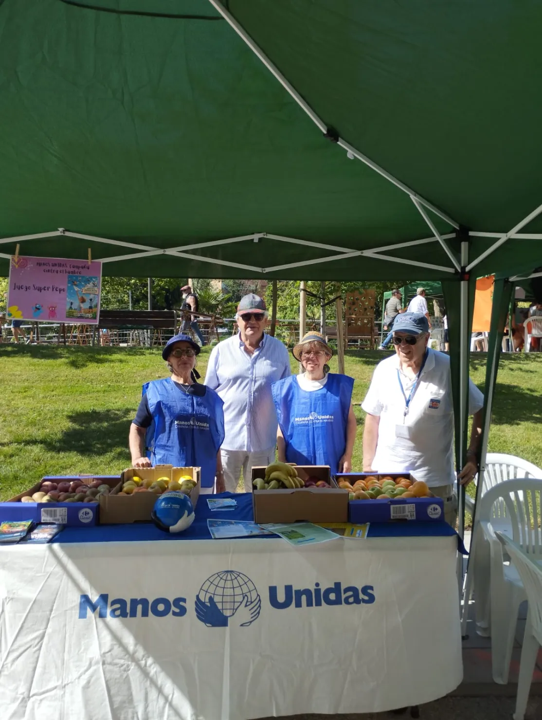 Voluntarios de Manos Unidas en la comarcal de Coslada en el stand