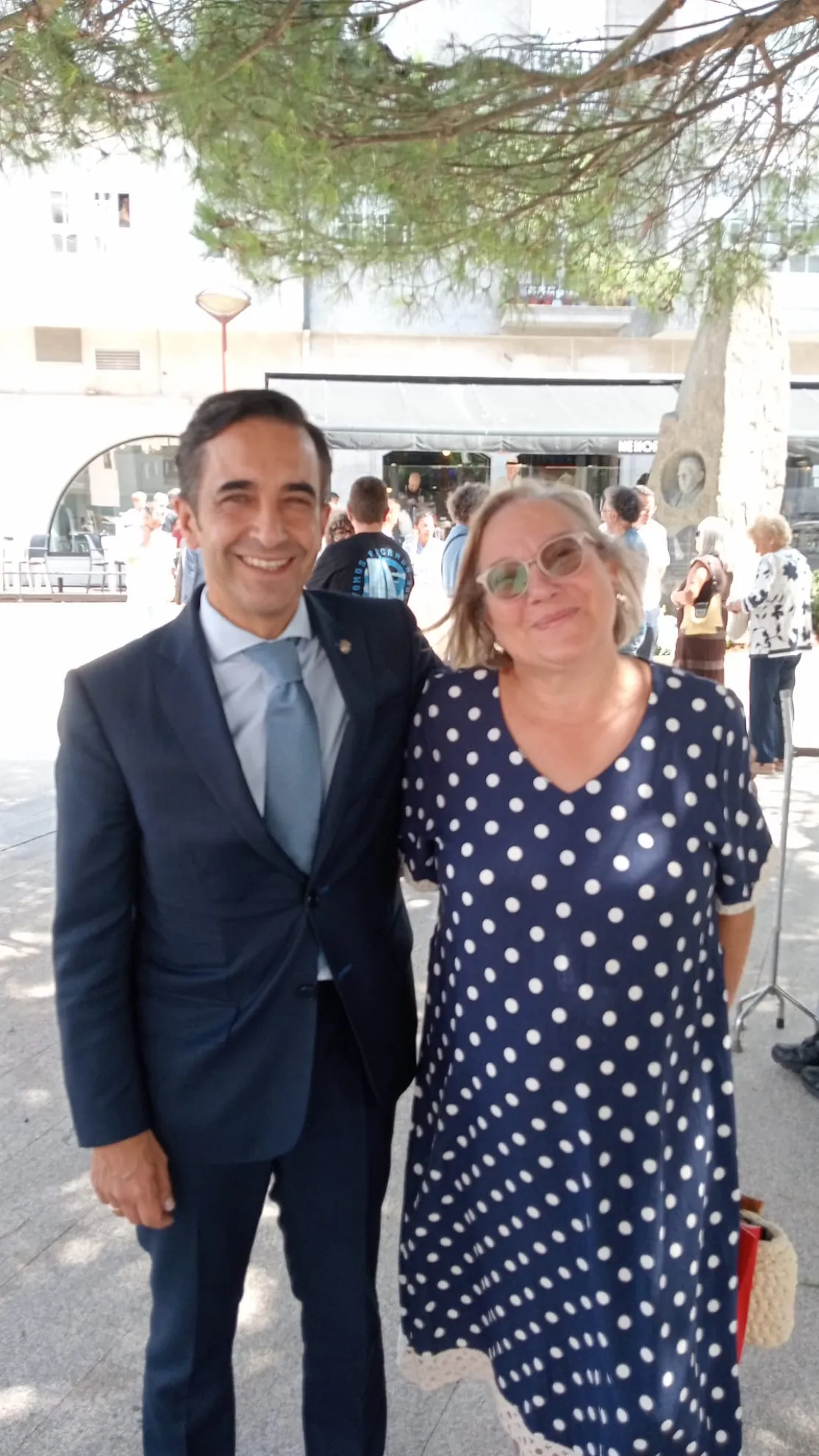 D. José Manuel Rey Varela, Alcalde de Ferrol, con la secretaria de Manos Unidas Mondoñedo-Ferrol