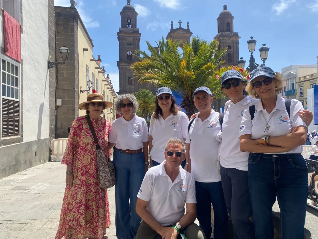 Voluntarios y miembros de Manos Unidas en la Plaza de Sta Ana esperando la llegada del Santo Padre el 11 de junio en Gran Canaria.