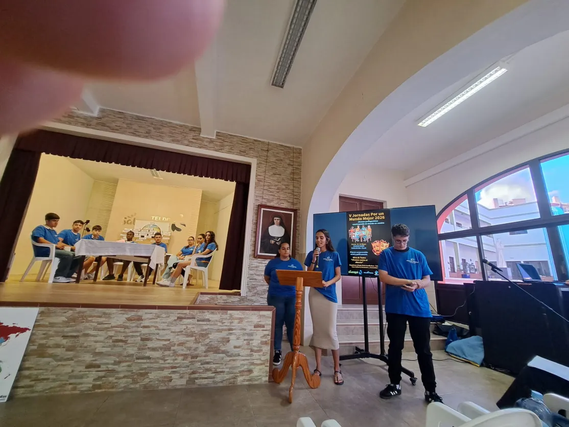 Estudiantes del colegio María Auxiliadora de Telde, Gran Canaria, representando una obra de teatro para las V Jornadas por un mundo mejor en mayo de 2026.