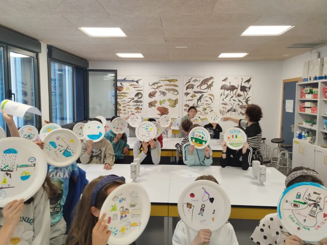 Alumnos del taller mostrando sus trabajos
