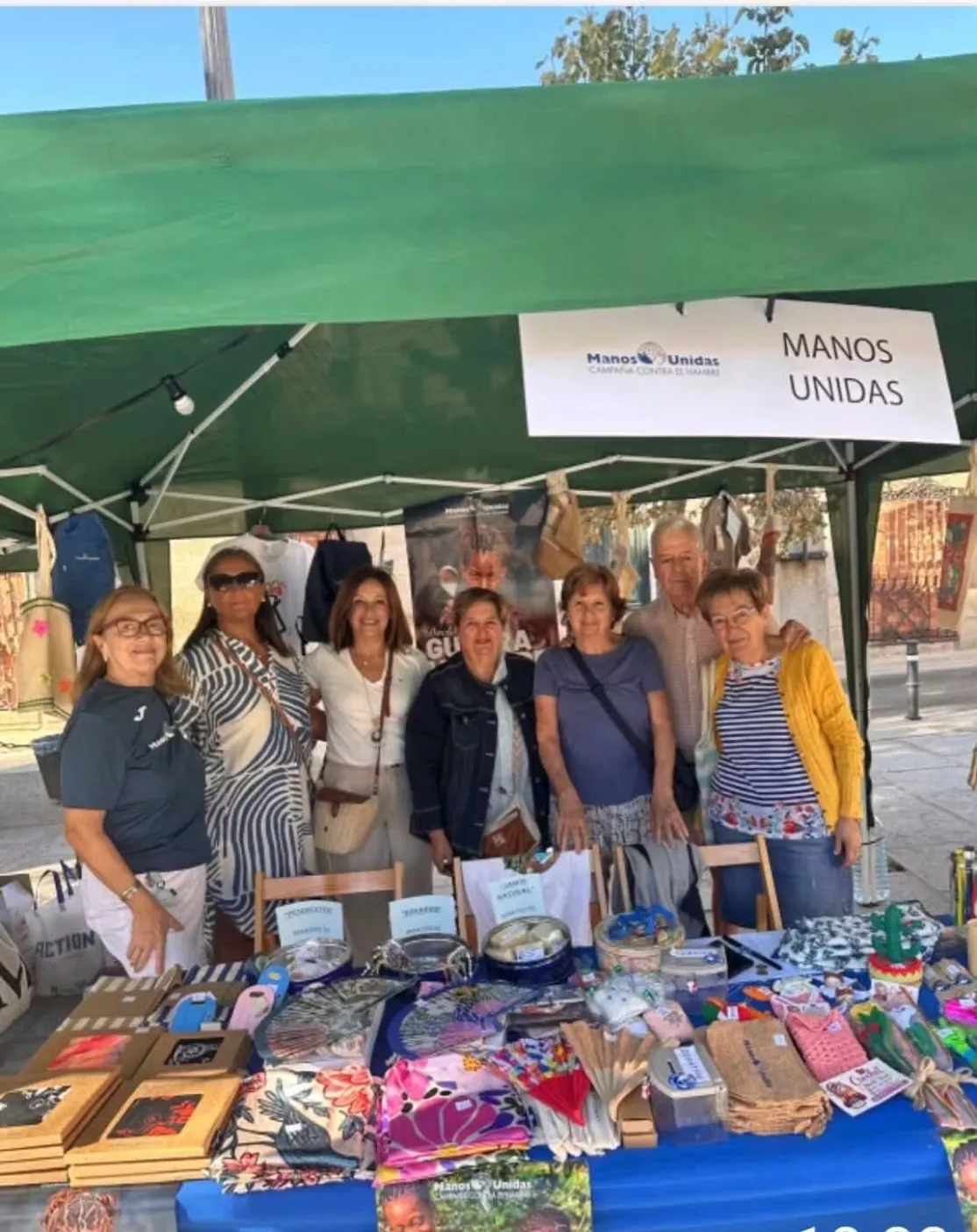 Los voluntarios de MANOS UNIDAS de Illescas en su puesto de venta del mercadillo