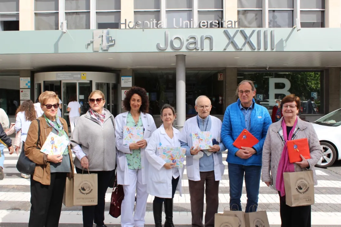Entrega de libros de cuentos en Hospital Joan XXIII de Tarragona