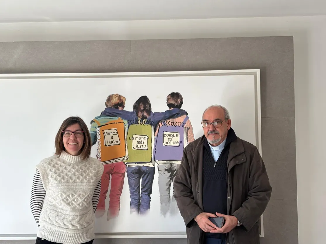 Carmelo Pérez-Aradros en el Colegio Sagrado Corazón junto a una profesora