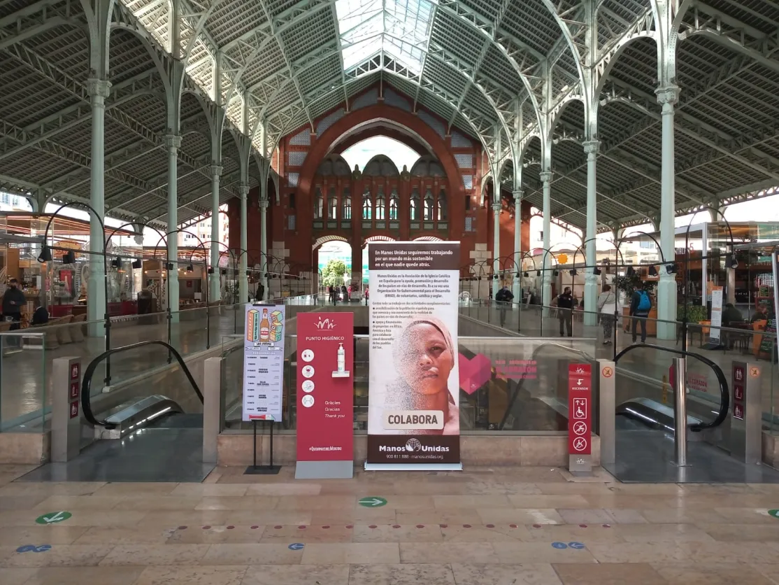 Exposición de Manos Unidas Valencia "Nuestra indiferencia los condena al olvido" en el Mercado de Colón. 