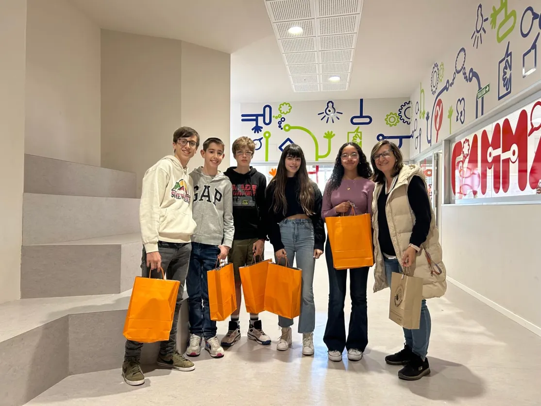 Los 5 alumnos ganadres del 2º premio de Clipmetrajes de Navarra acompañados por su profesora Mª Jesús Tabar