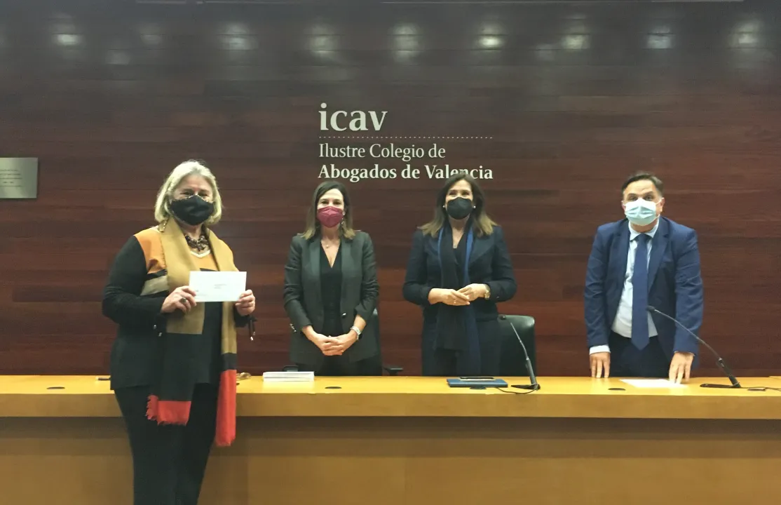 Ana Ruiz Ruiz, delegada de Manos Unidas Valencia, recoge el cheque de manos de la decana del ICAV, Auxiliadora Borja