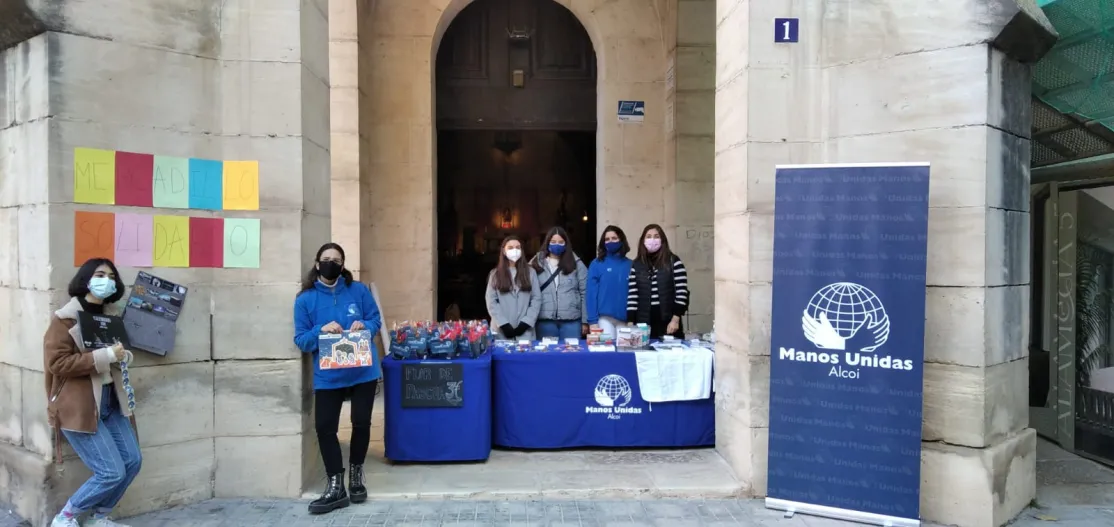 Mercadillo solidario en la comarcal de Alcoi de Manos Unidas Valencia.