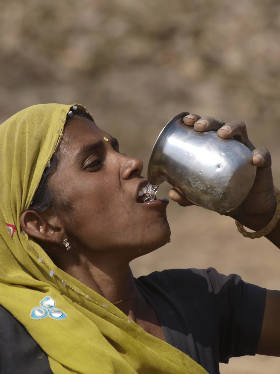 Mujer bebiendo agua en Rajastán, India. Foto: Javier Cuadrado.