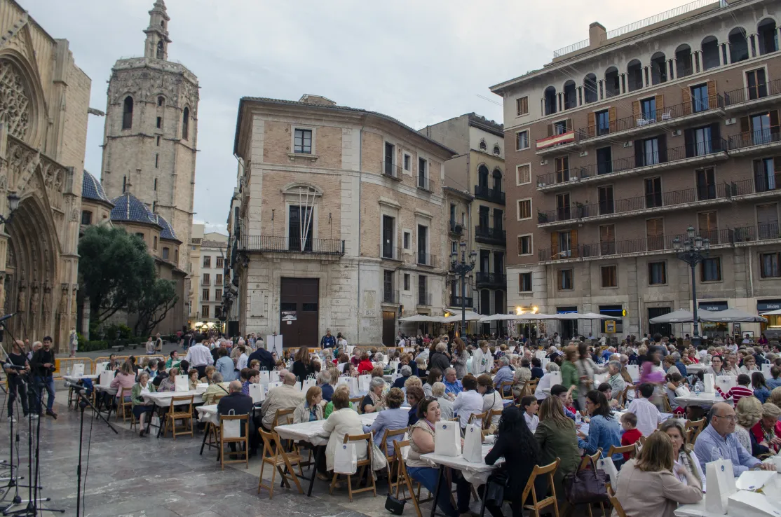 En la Plaza de la Virgen se celebra tradicionalmente la Cena Hambre de Manos Unidas, un lugar muy querido por los valencianos.