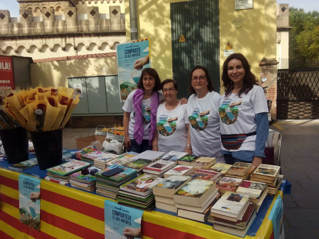 El grupo parroquial de Manos Unidas en Castelldefels, paradita solidaria por Sant Jordi