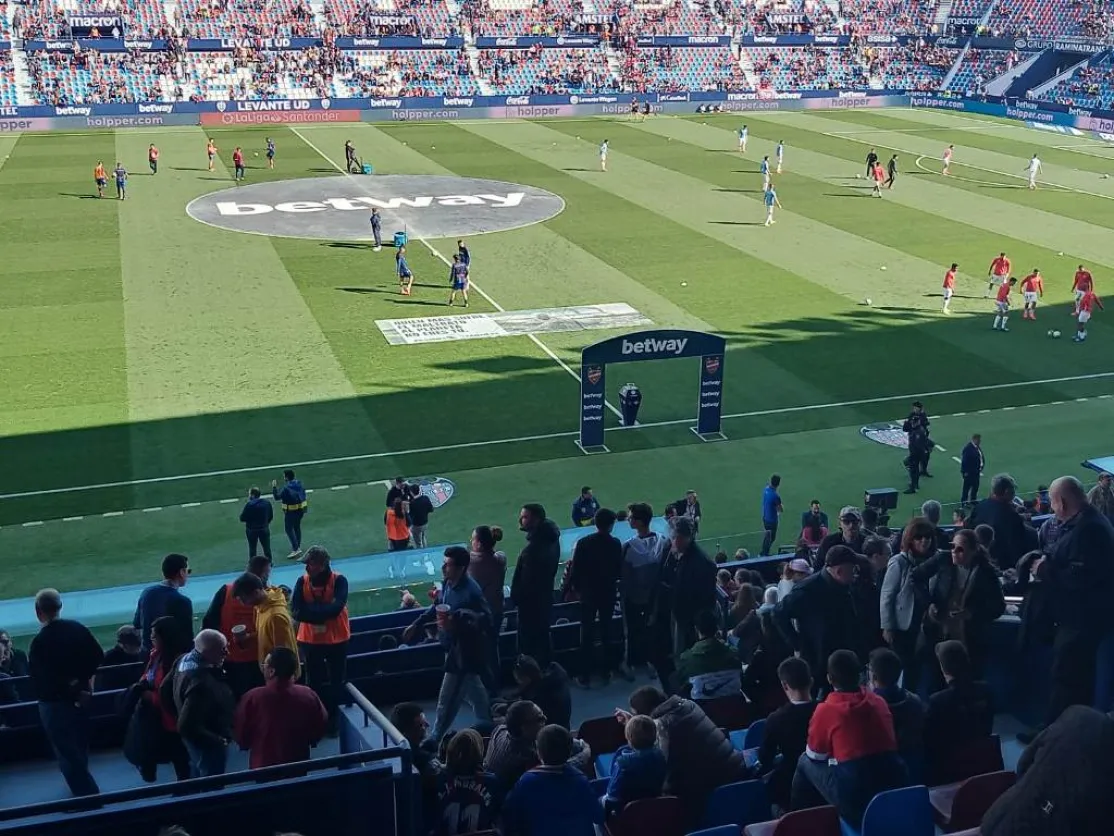 Levante UD ha mostrado la campaña de Manos Unidas en su campo de forma altruista. 